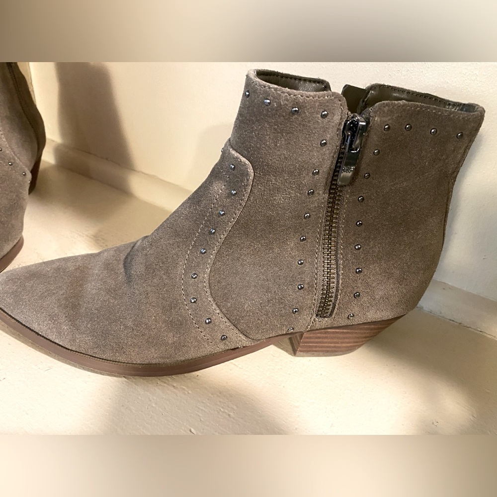Marc Fisher gray women’s size 6.5 suede booties